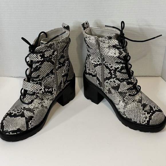 Shoedazzle Adrianna Shoes Block Heel Bootie Black White Faux Snakeskin Size 6 - Picture 3 of 9